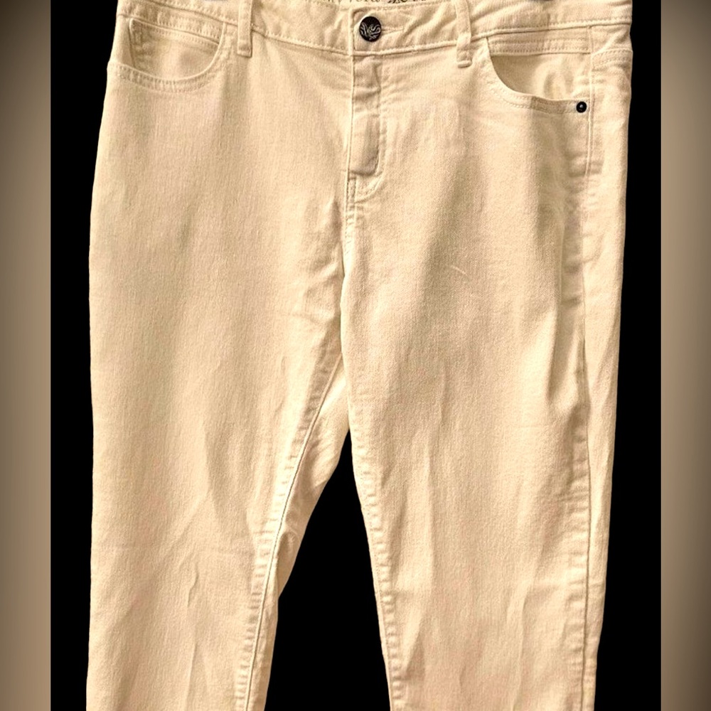 Final markdown ** Simply Vera roll cuff white denim capris by Vera Wang. - Picture 3 of 5